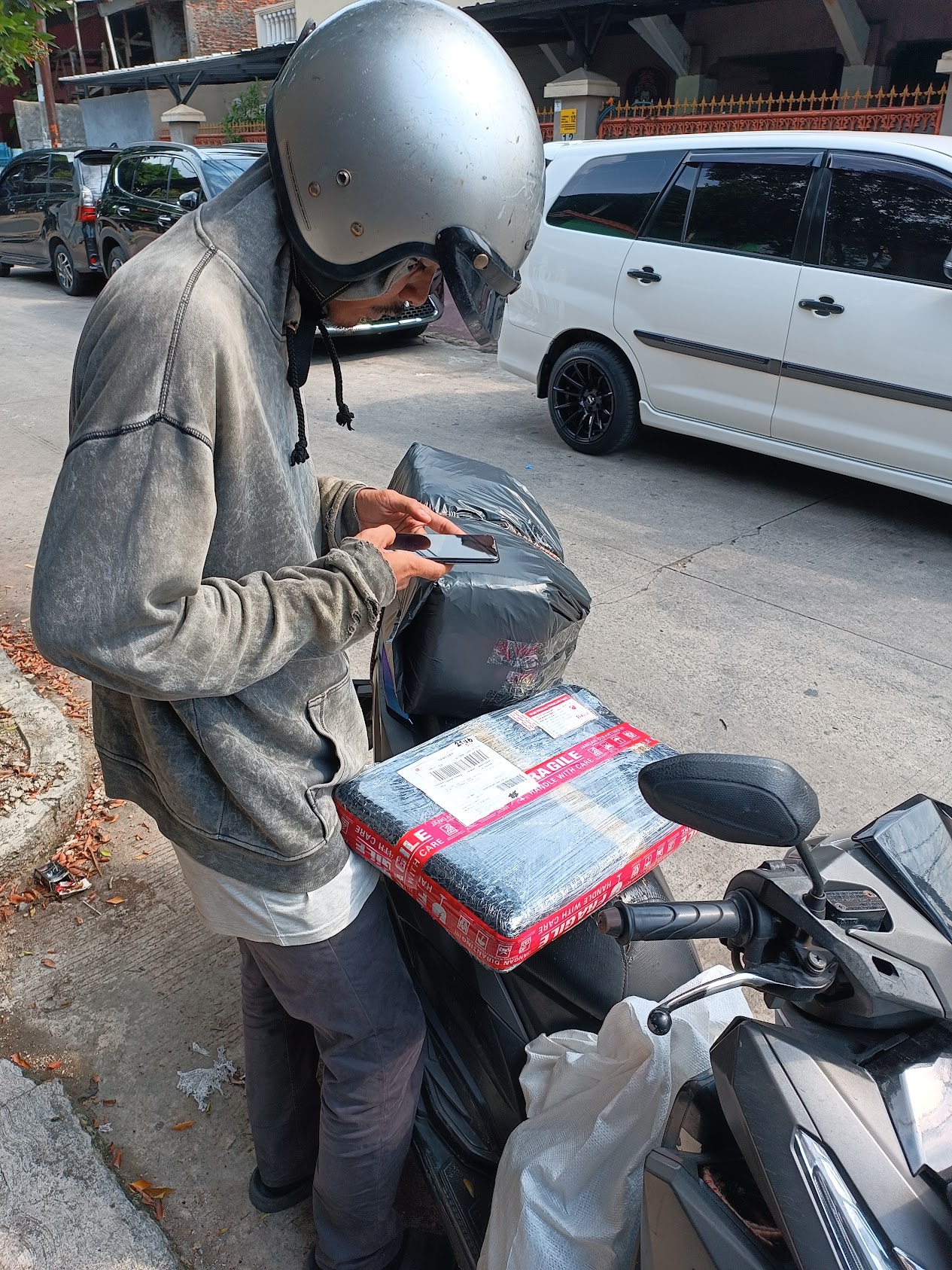 Penjualan Laptop Premium MacBook ke Kak Vina